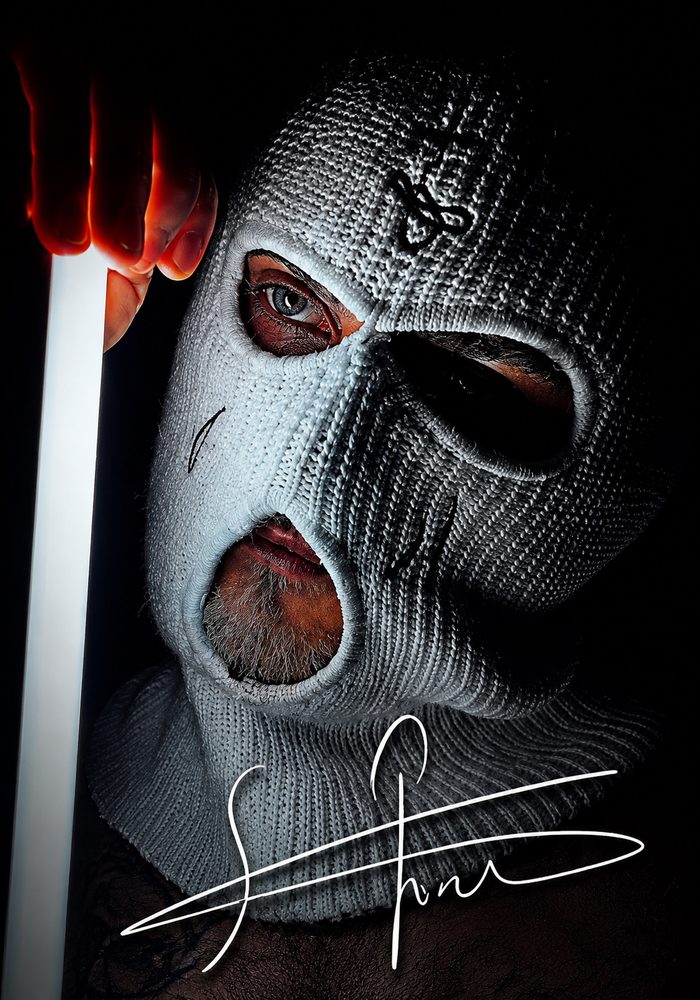 ScottGalan Self-Portrait Mask & Light mit heller Strickmaske und vertikaler Lichtquelle